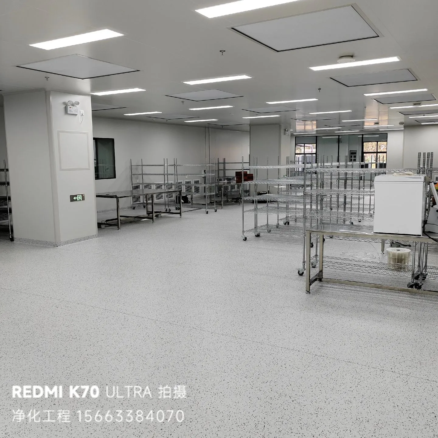 千级洁净室为氟硅材料的研发与量产，提供了微米级的纯净环境