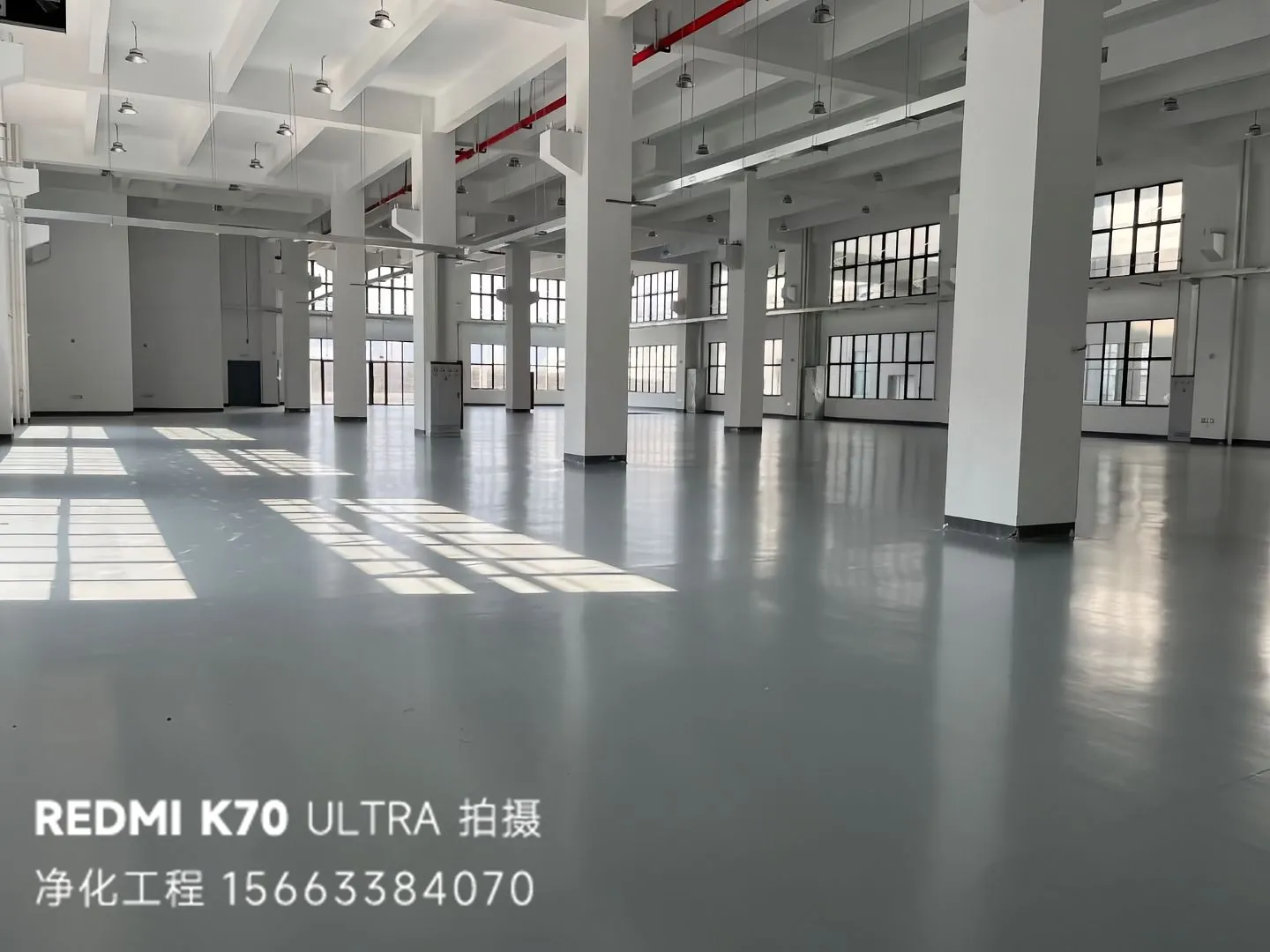 地坪采用多层结构分层施工，确保功能性和耐久性