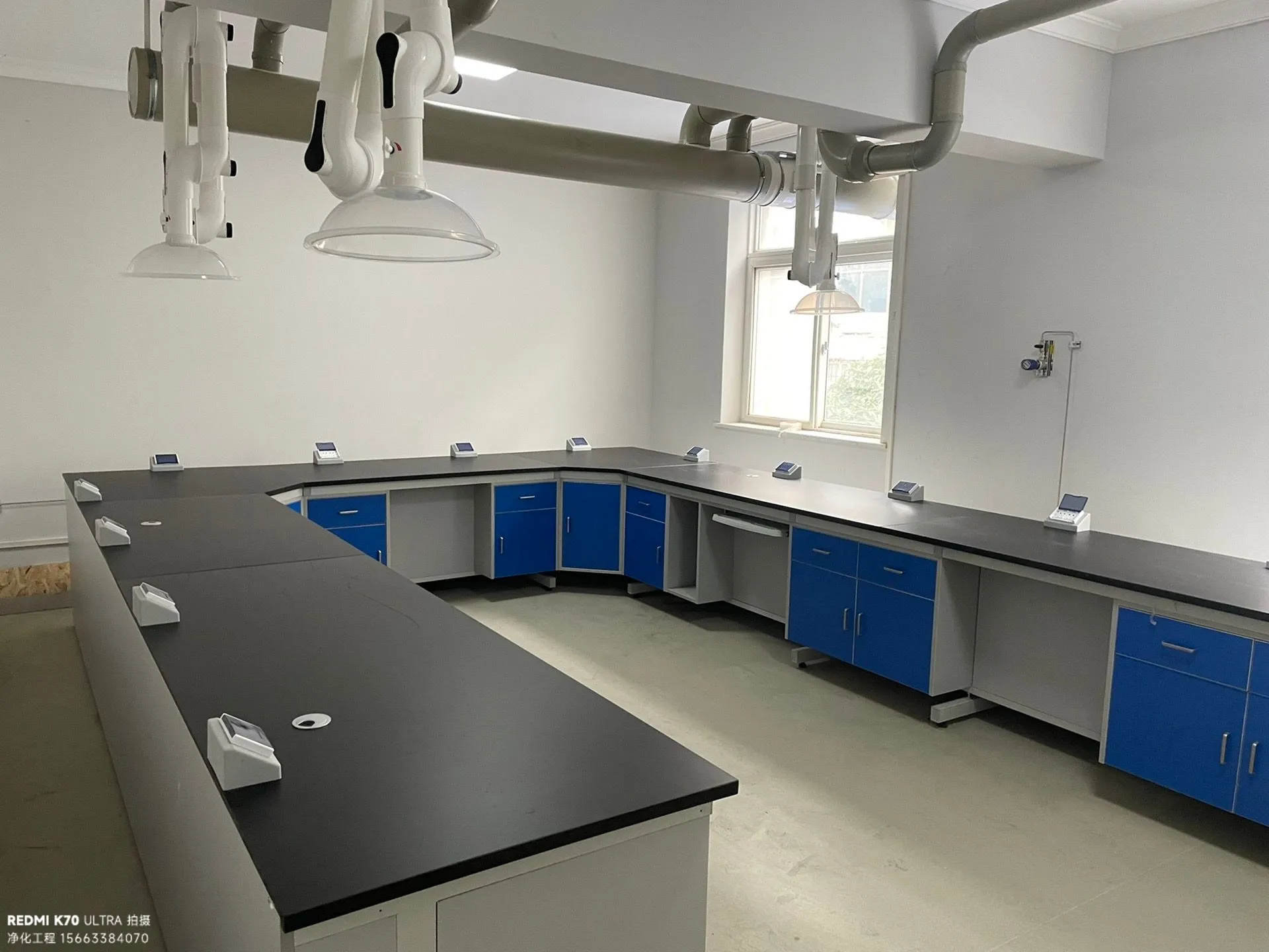 浦口化工企业无菌室全景，标识清晰、分区合理，墙面地面平整光滑，通风系统运行稳定