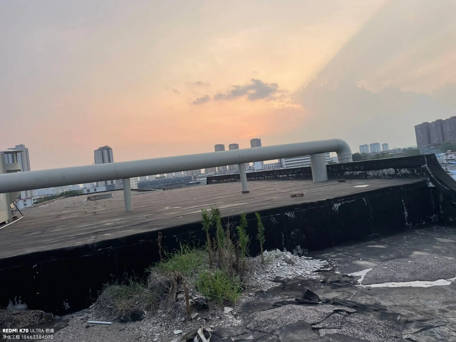 浦口无菌室环氧树脂地坪施工场景，工人正在进行接缝密封处理