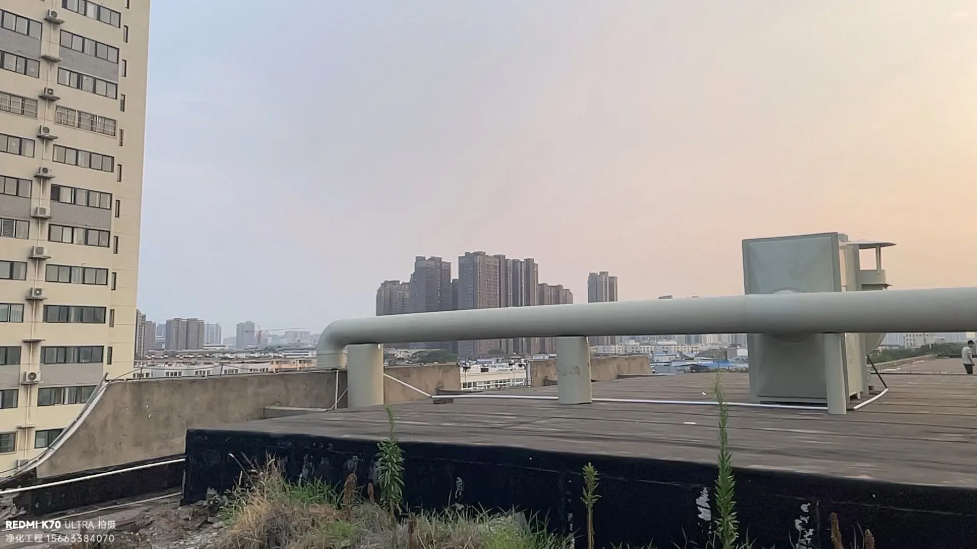 技术人员在浦口某化工企业现场勘测，手持专业仪器检测环境参数，与企业负责人沟通需求