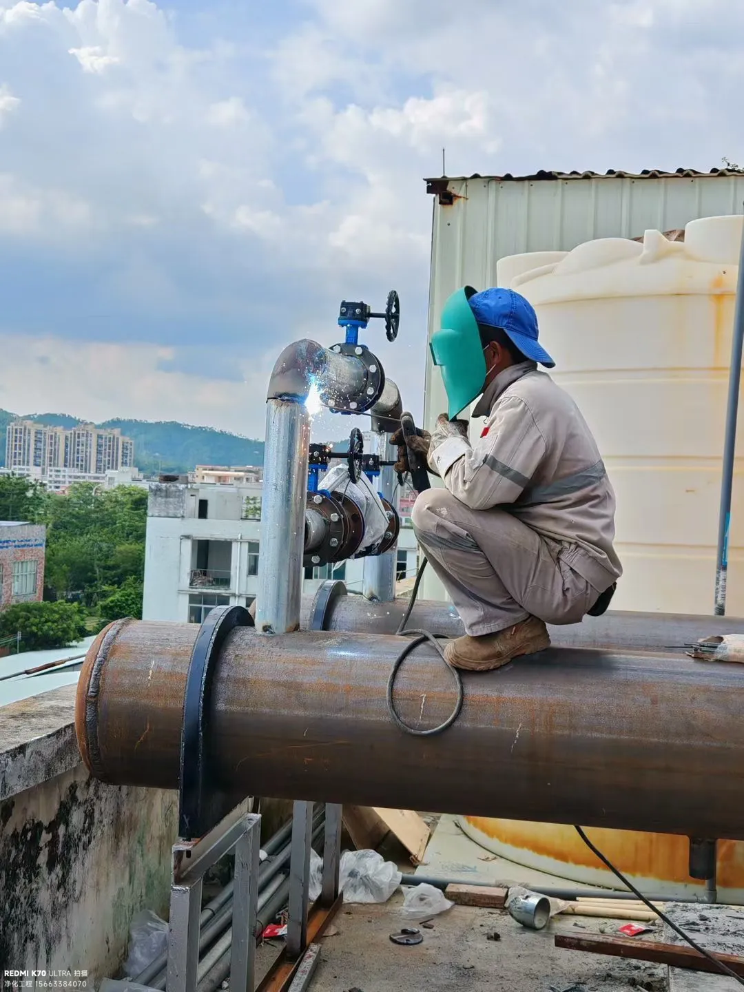 施工现场紧邻既有生产车间，采用错峰作业模式