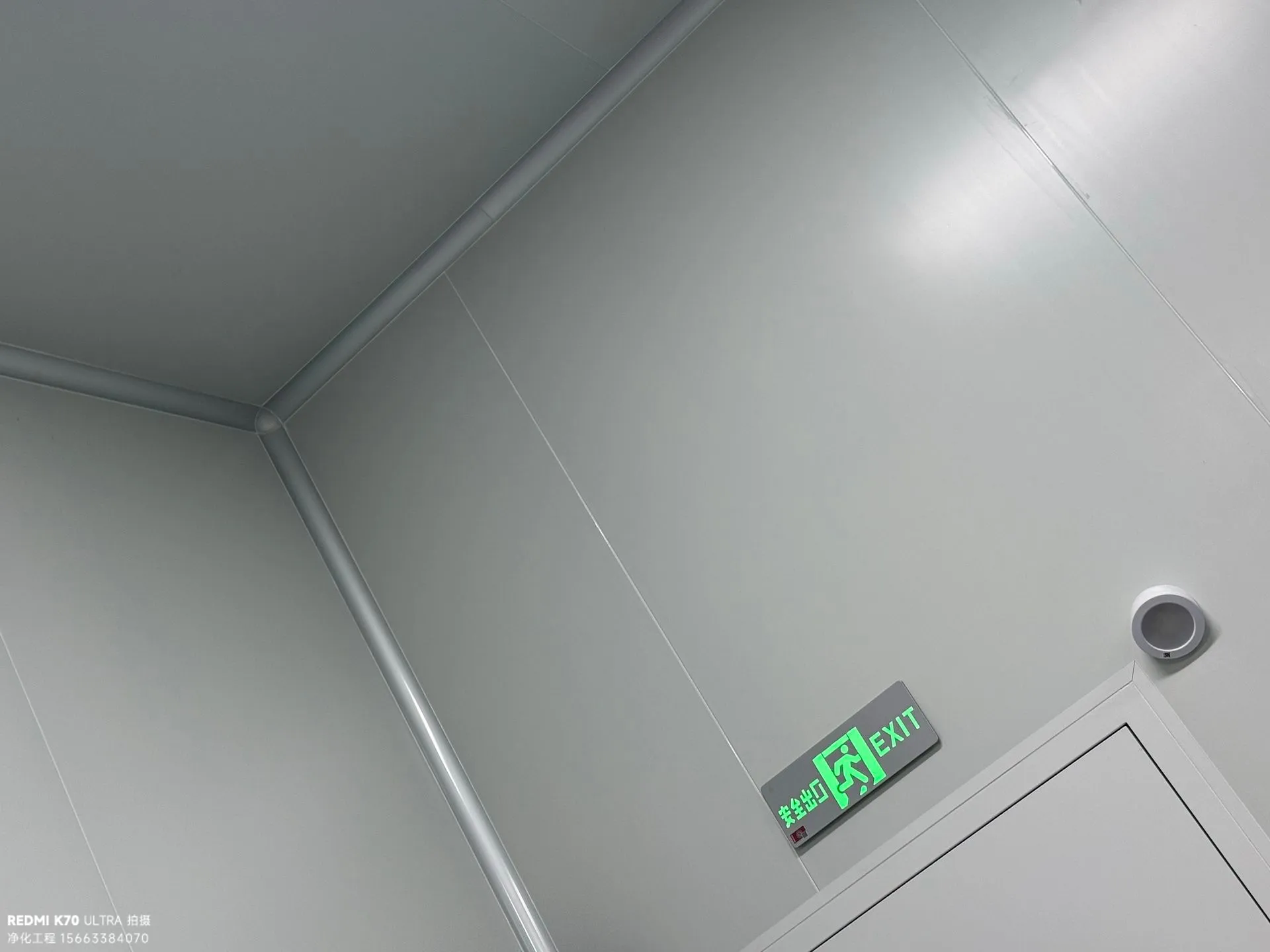 防静电地面与圆弧角部处理，确保无积尘死角