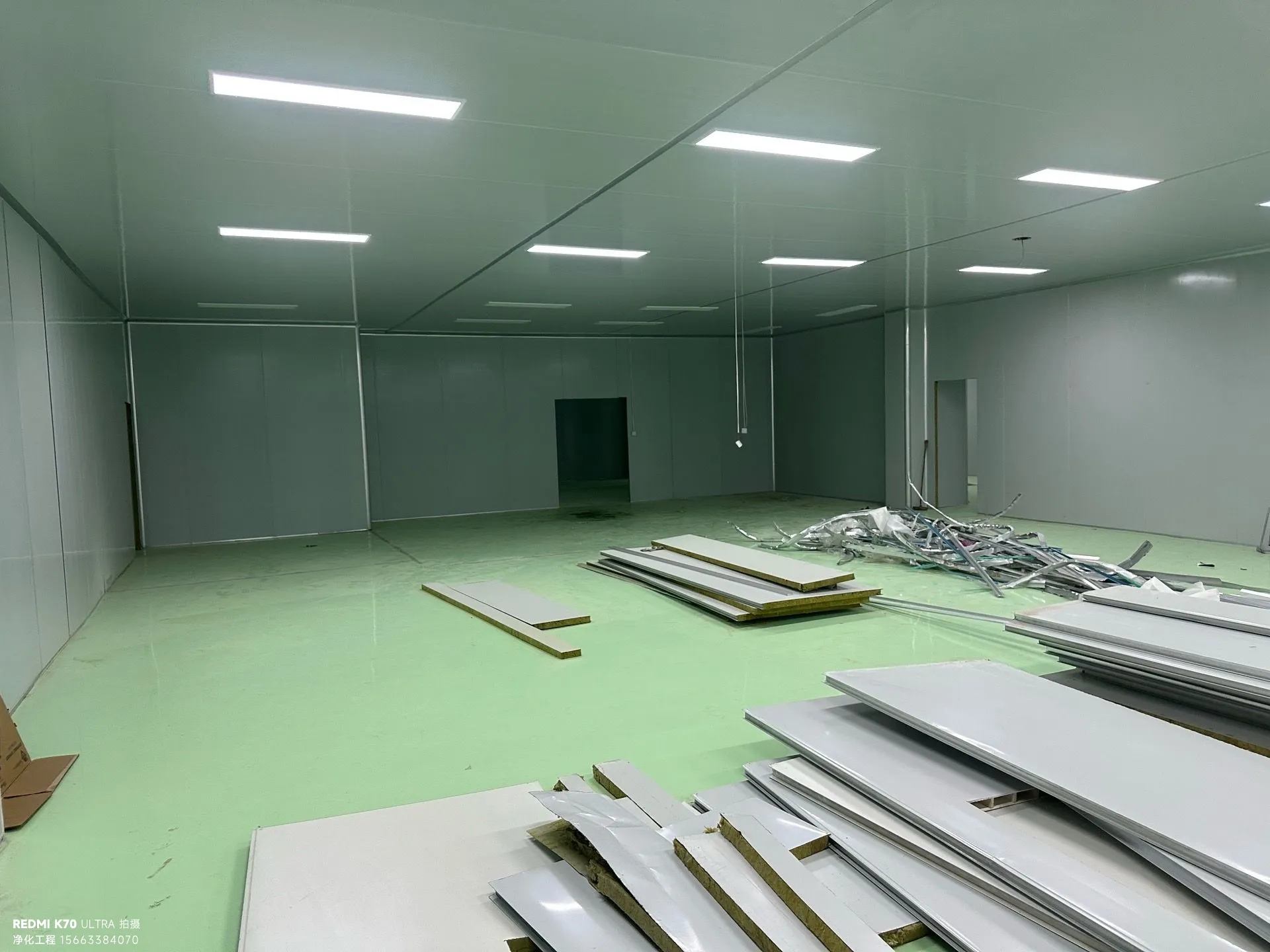 南京浦口经开区装备科技工业厂房围护结构，展示岩棉夹芯彩钢板墙体及圆弧收边节点处理