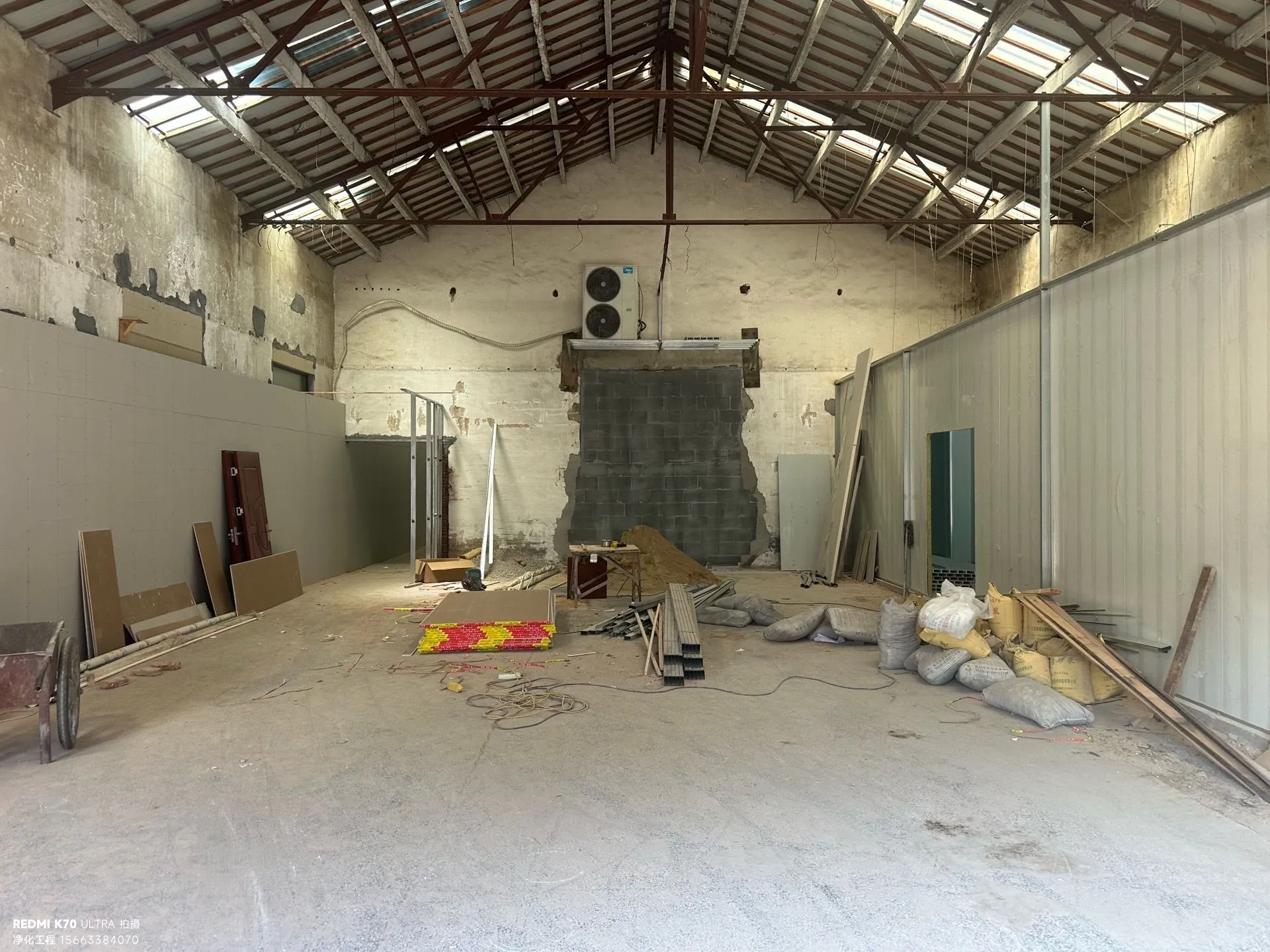 南京浦口经开区装备科技工业厂房电气配电系统，展示分区配电柜与LED工矿灯照明布局