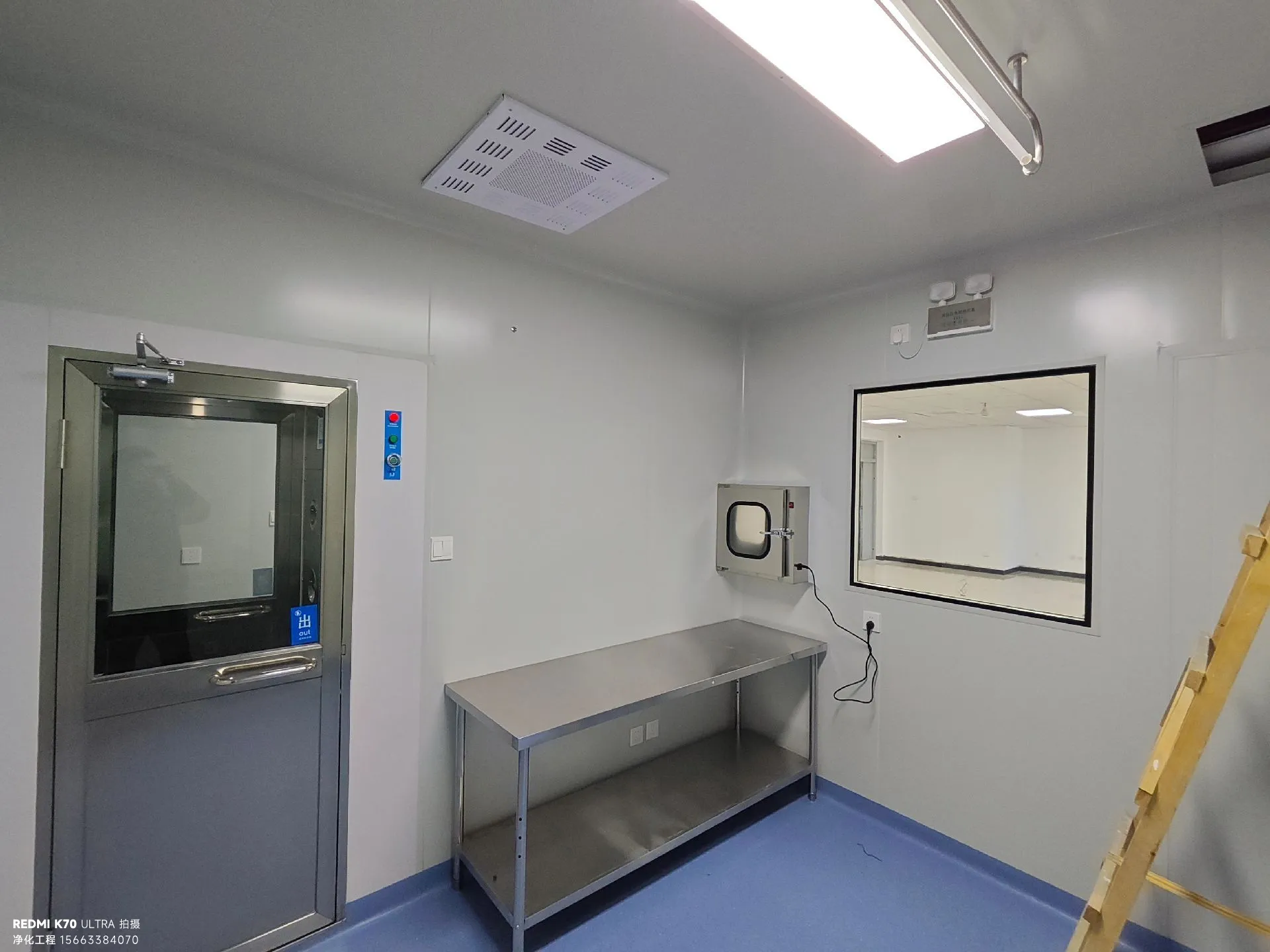 采取“高效过滤器上送风、顶回风”模式