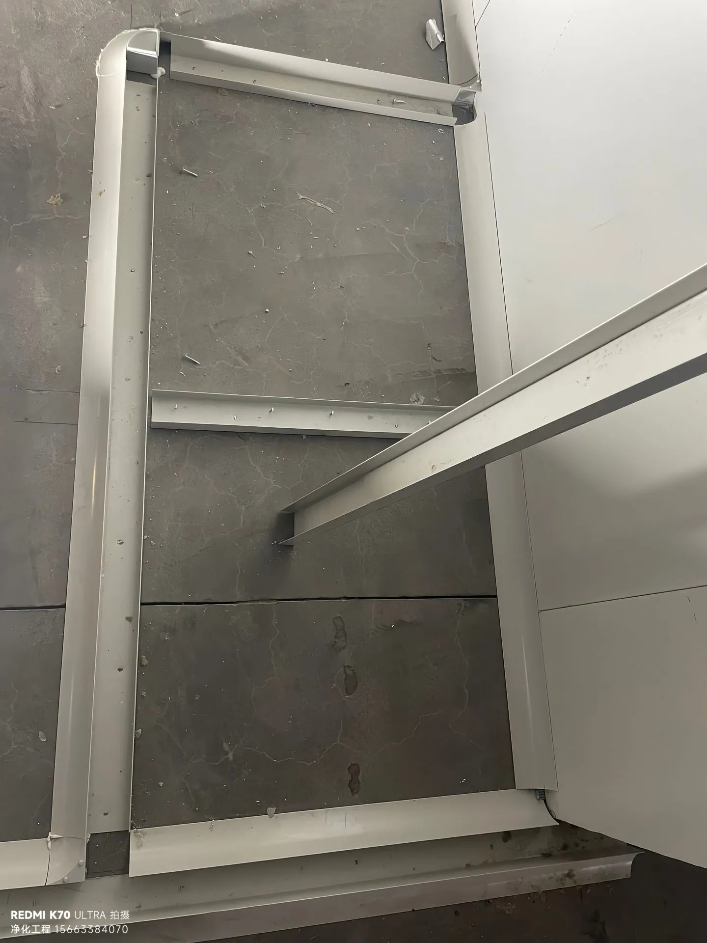 墙顶连接不翻车！南京厂房净化板隔断与彩钢板吊顶施工细节指南