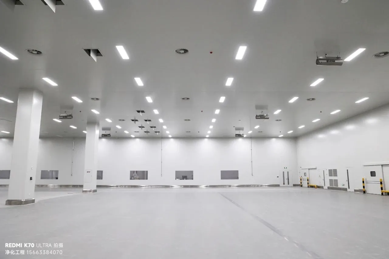 对于过渡区域（如缓冲间、风淋室），可以采用局部百级吹淋 + 整体千级维持的方法