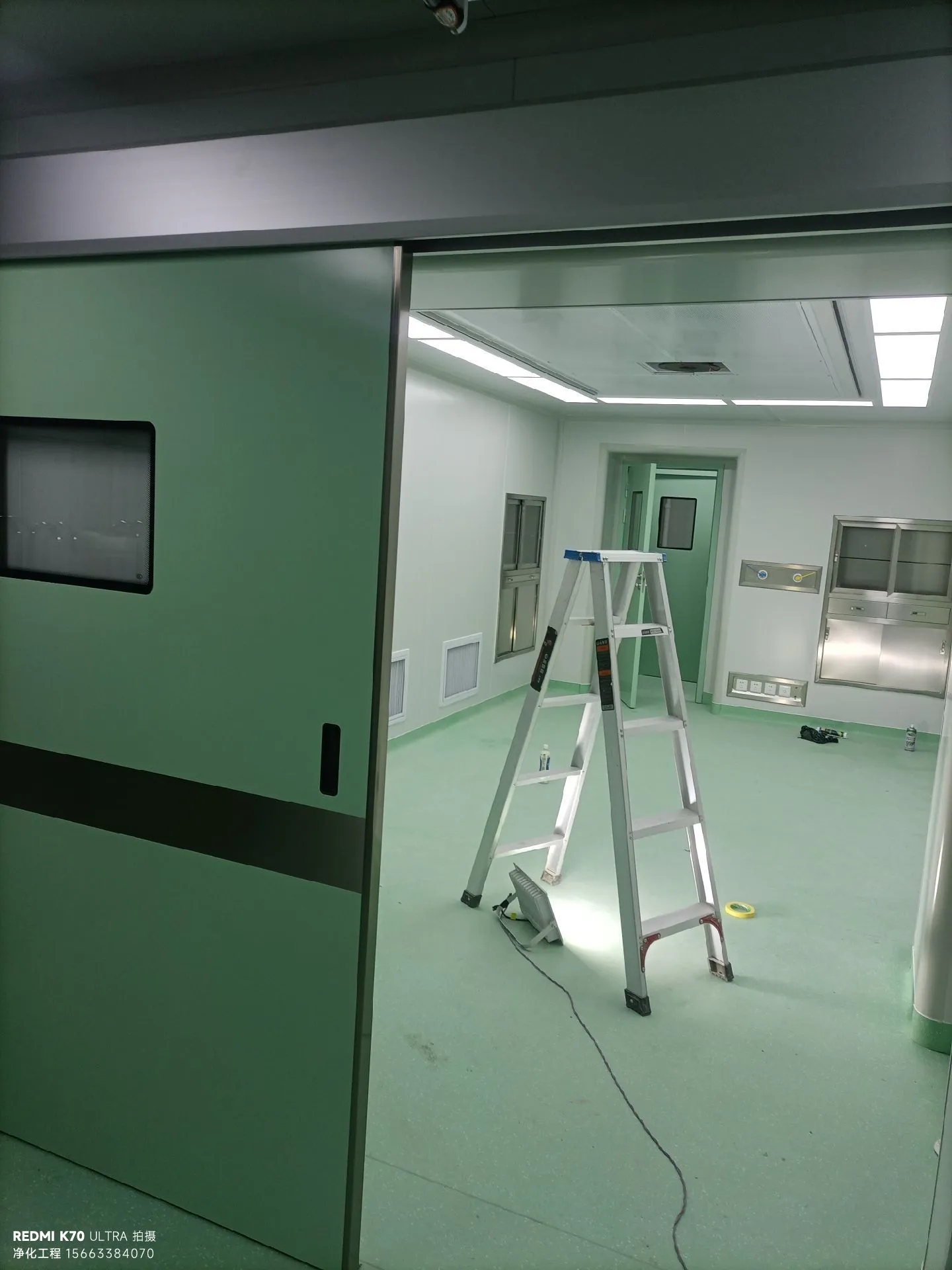 老旧实验室与标准净化实验室对比图，展示管线布局、通风柜配置和过滤系统的核心差异