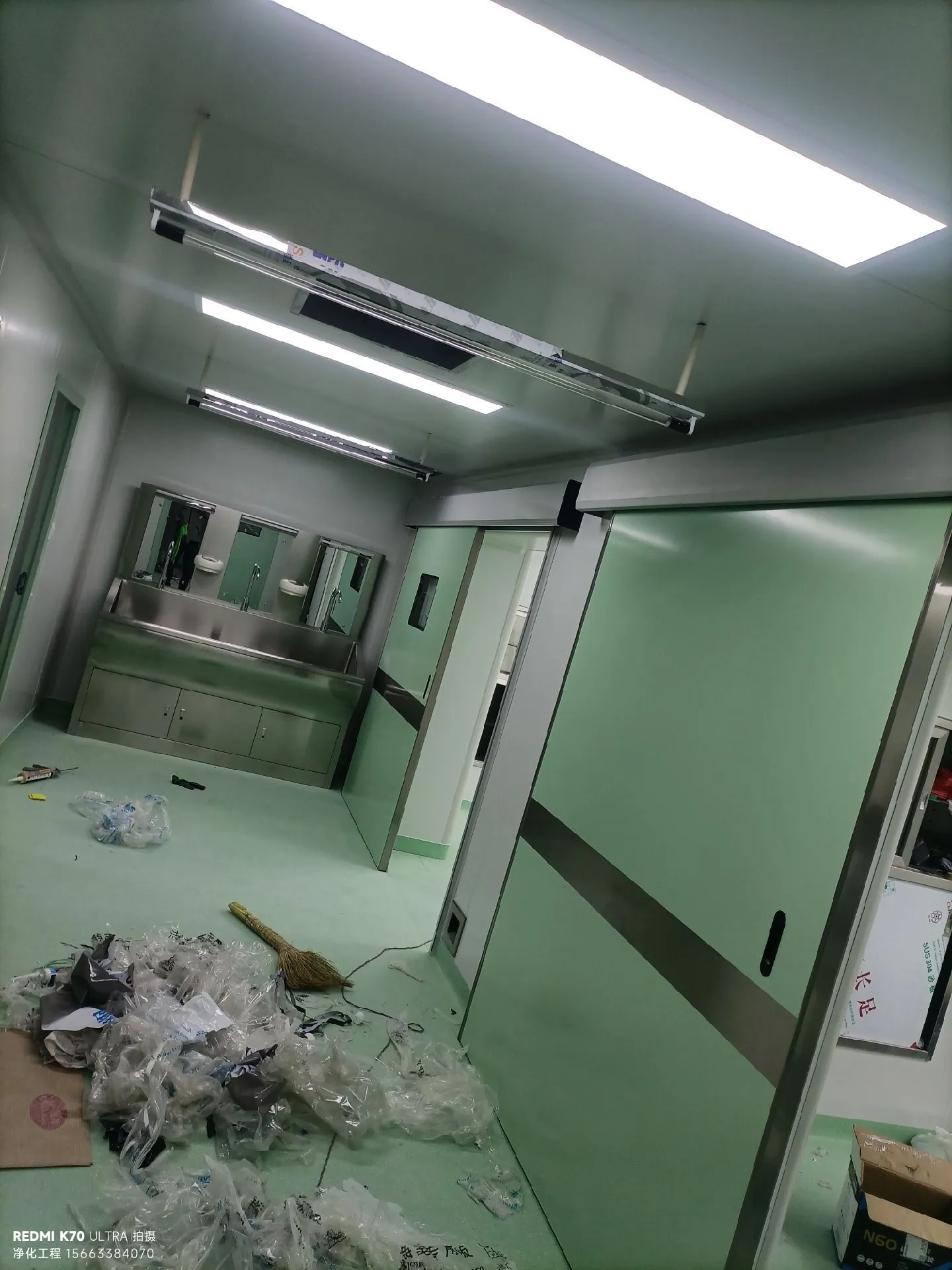 实验室通风系统示意图，展示通风柜位置、排风管道走向及废气处理装置配置