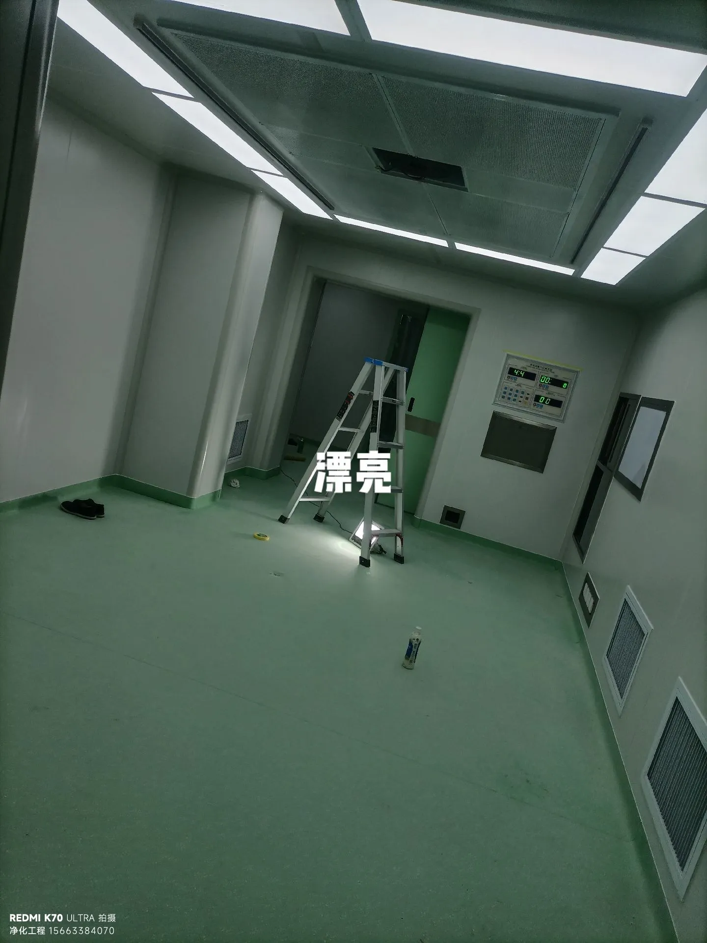 实验室净化维护清单示意图，标注过滤器更换周期、传感器校准频率及管道清洁责任人