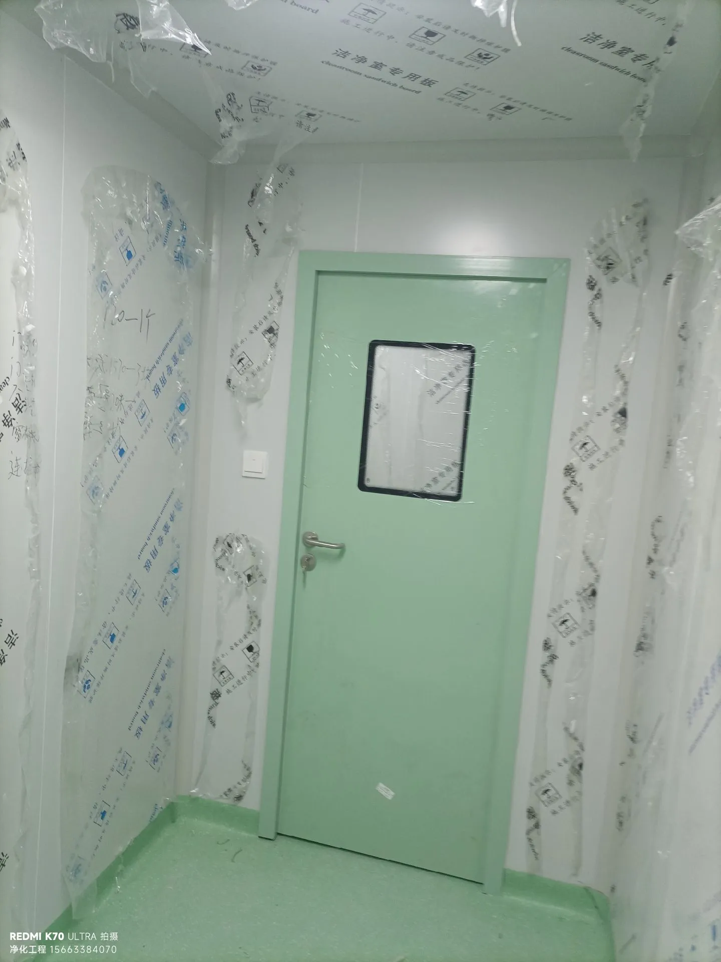 标准净化实验室实景示意图，展示整洁的科研环境、合理的气流组织和稳定的温湿度参数