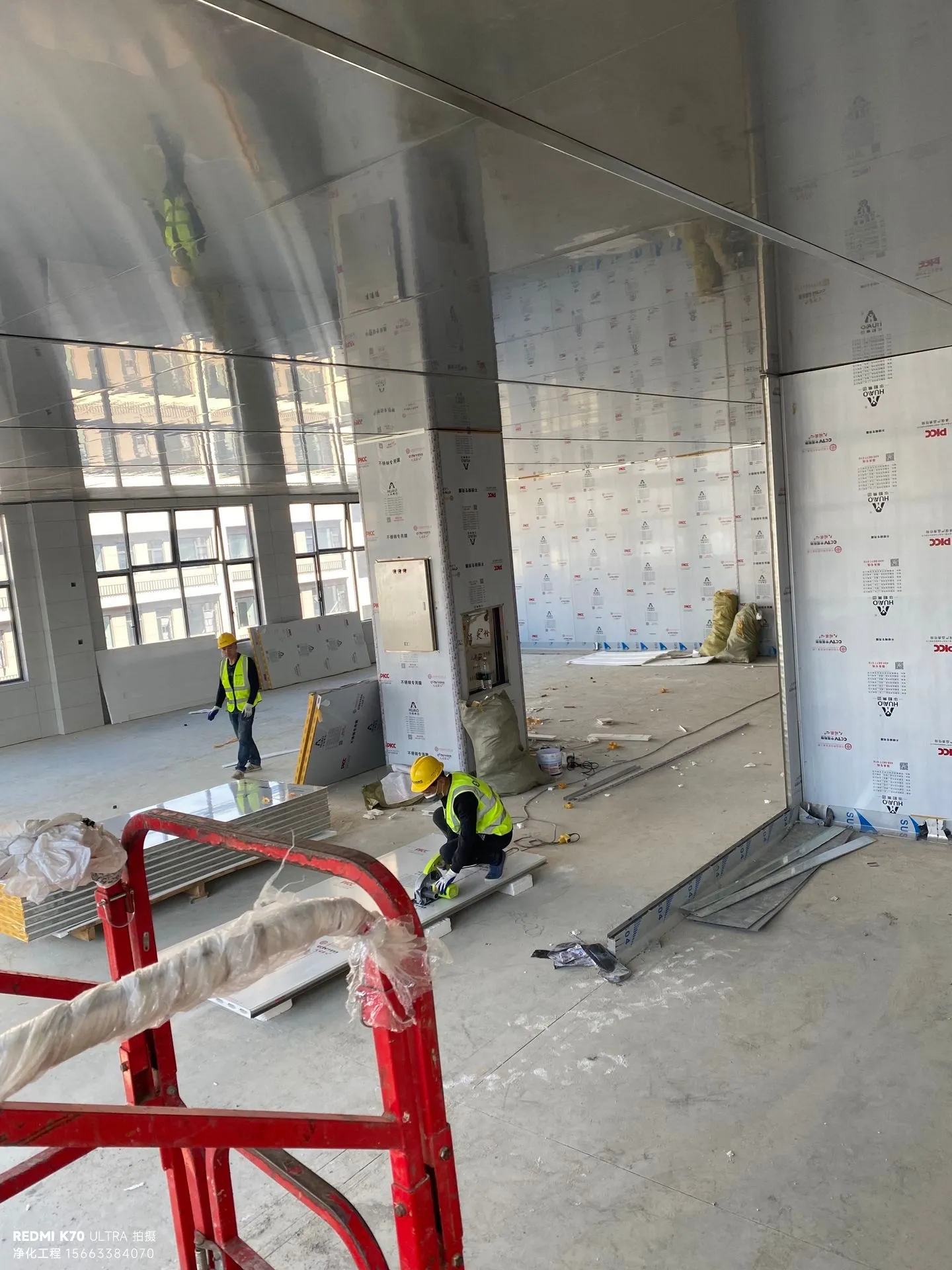 南京实验室气流组织示意图，对比层流（单向流）与乱流（非单向流）的气流形态、适用场景及成本差异