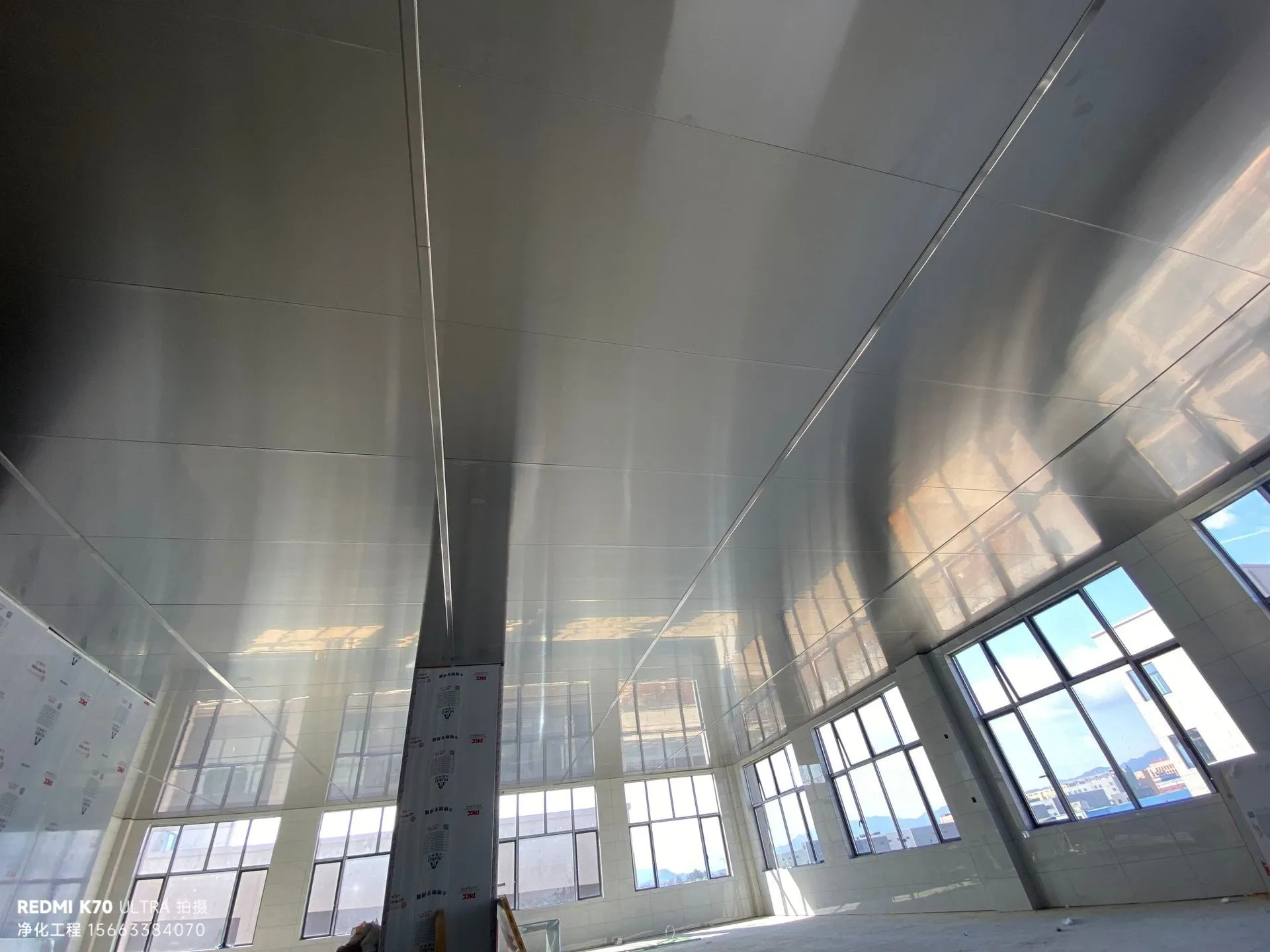 南京无尘车间围护结构示意图，展示彩钢板墙体、传递窗、风淋室及内嵌式观察窗规范